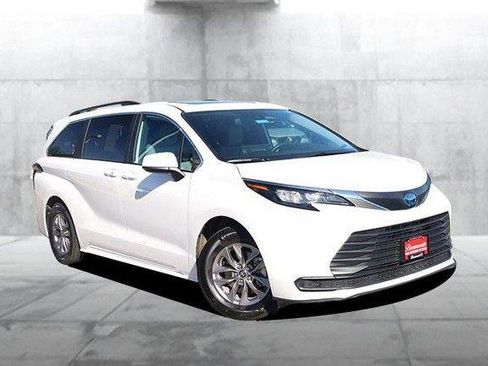Used 2025 Toyota Sienna LE w/ LE Plus Package AWD/4WD image 2
