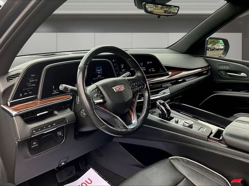 Used 2021 Cadillac Escalade Premium Luxury AWD/4WD image 17