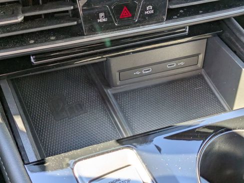 Used 2024 Volkswagen Atlas Cross Sport SE image 25