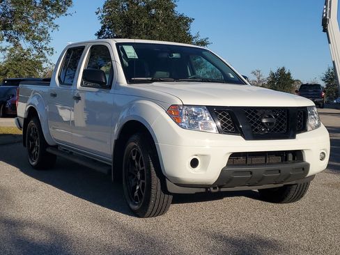 Certified 2020 Nissan Frontier SV w/ Midnight Edition Floor Mats image 3