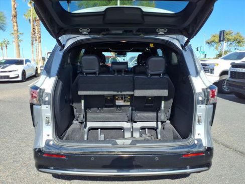 Used 2025 Toyota Sienna Platinum image 10