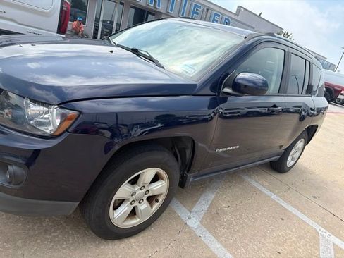 Used 2017 Jeep Compass Latitude FWD image 1