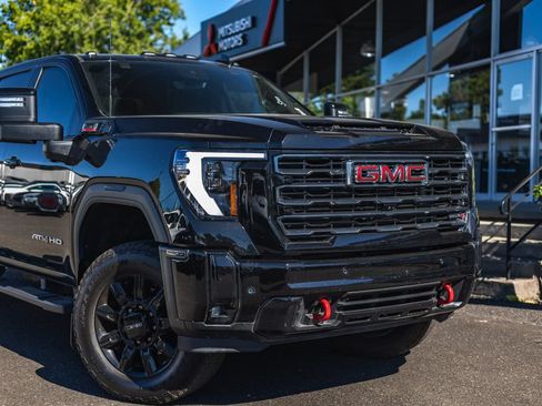 Used 2025 GMC Sierra 3500 AT4 w/ Technology Package AWD/4WD image 3