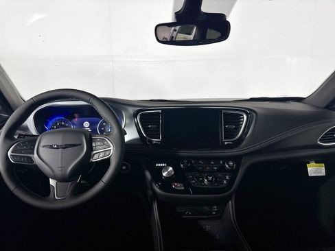New 2026 Chrysler Pacifica Limited w/ Uconnect Theater Family Group image 12