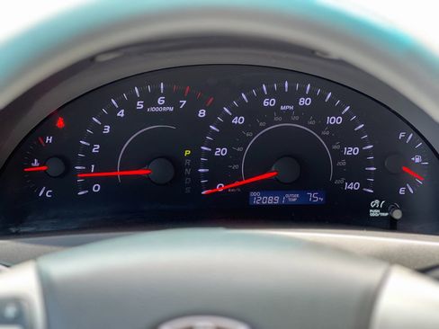 Used 2010 Toyota Camry LE FWD image 14