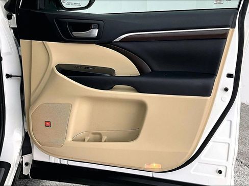 Used 2016 Toyota Highlander Limited image 26