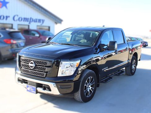 Used 2024 Nissan Titan SV w/ SV Convenience Package image 1