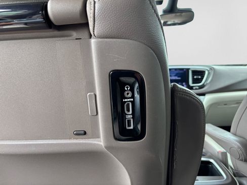 Used 2018 Chrysler Pacifica Touring-L Plus w/ Advanced Safetytec Group FWD image 38