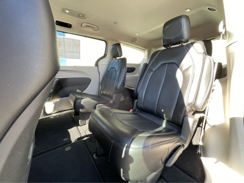 Used 2024 Chrysler Pacifica Touring-L image 21