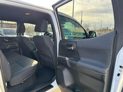 Used 2018 Toyota Tacoma TRD Sport image 13