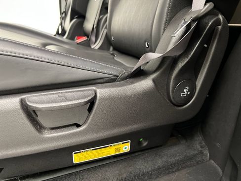 Used 2025 Kia Carnival FWD image 18
