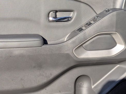 Used 2024 Nissan Frontier SV w/ SV Convenience Package image 11