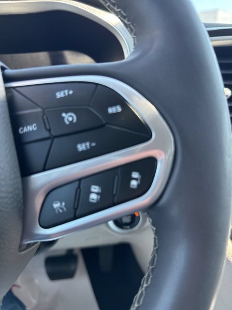 Used 2023 Chrysler Pacifica Touring-L FWD image 24