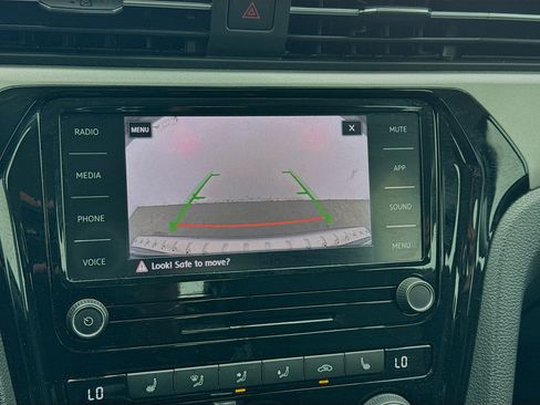 Used 2022 Volkswagen Passat 2.0T SE image 10