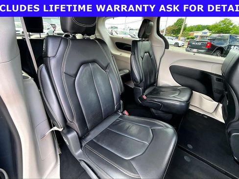 Used 2022 Chrysler Pacifica Touring-L FWD image 21
