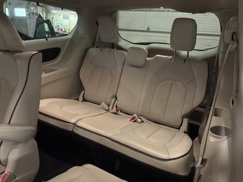 Used 2017 Chrysler Pacifica Platinum image 19