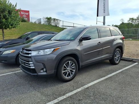 Certified 2019 Toyota Highlander XLE AWD/4WD image 4