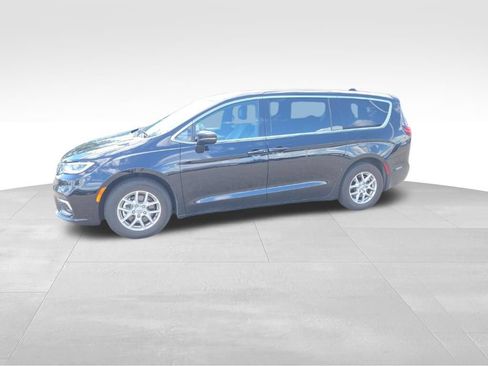 Used 2025 Chrysler Pacifica Select FWD image 7