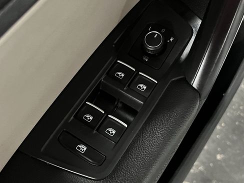 Used 2021 Volkswagen Tiguan SEL FWD image 28