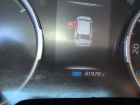 Used 2021 Toyota RAV4 LE image 12