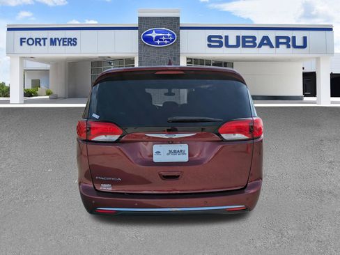 Used 2018 Chrysler Pacifica Touring Plus w/ Tire & Wheel Group FWD image 6