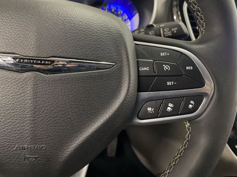 Used 2024 Chrysler Pacifica Touring-L FWD image 21