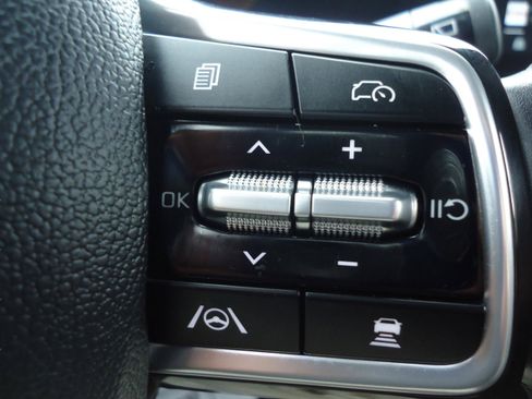 Used 2025 Kia Carnival FWD image 20