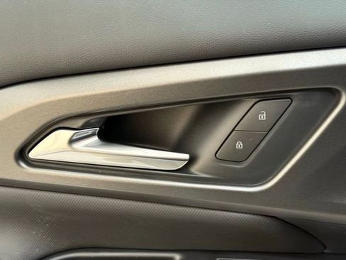 New 2026 Chevrolet Equinox EV LT image 28