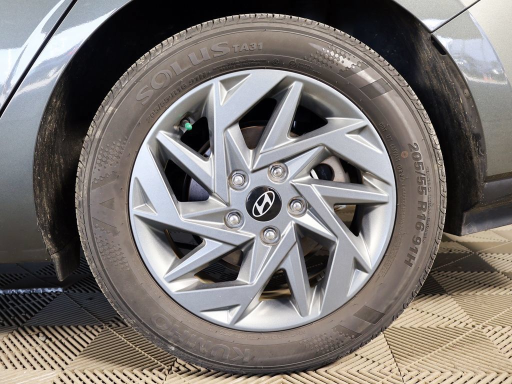 Used 2024 Hyundai Elantra SEL FWD image 17