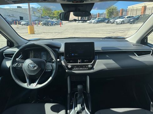 Used 2025 Toyota Corolla Cross LE image 32