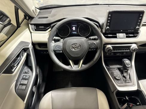 Used 2022 Toyota RAV4 XLE Premium image 15