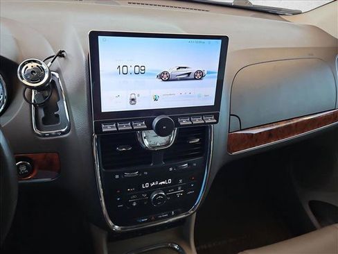 Used 2015 Chrysler Town & Country Touring-L w/ Driver Convenience Group FWD image 14