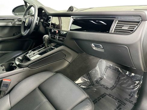 Used 2025 Porsche Macan image 29