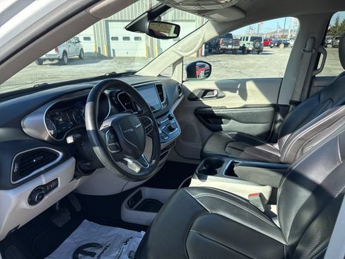 Used 2023 Chrysler Pacifica Touring-L FWD image 15