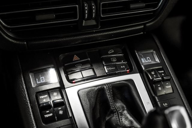 Used 2020 Porsche Macan AWD/4WD image 26