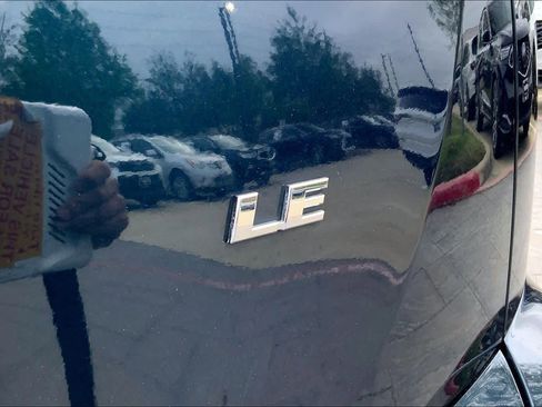 Used 2017 Toyota RAV4 LE FWD image 9