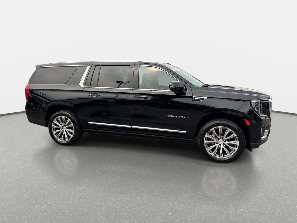 Used 2022 GMC Yukon XL Denali w/ Denali Premium Package AWD/4WD image 3