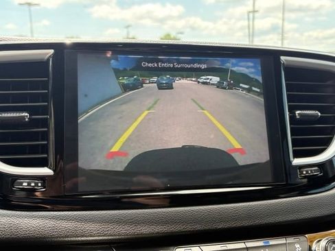 Used 2025 Chrysler Pacifica Select FWD image 5