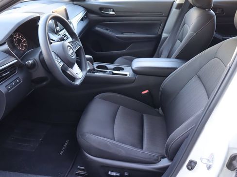 Used 2025 Nissan Altima 2.5 SV FWD image 15