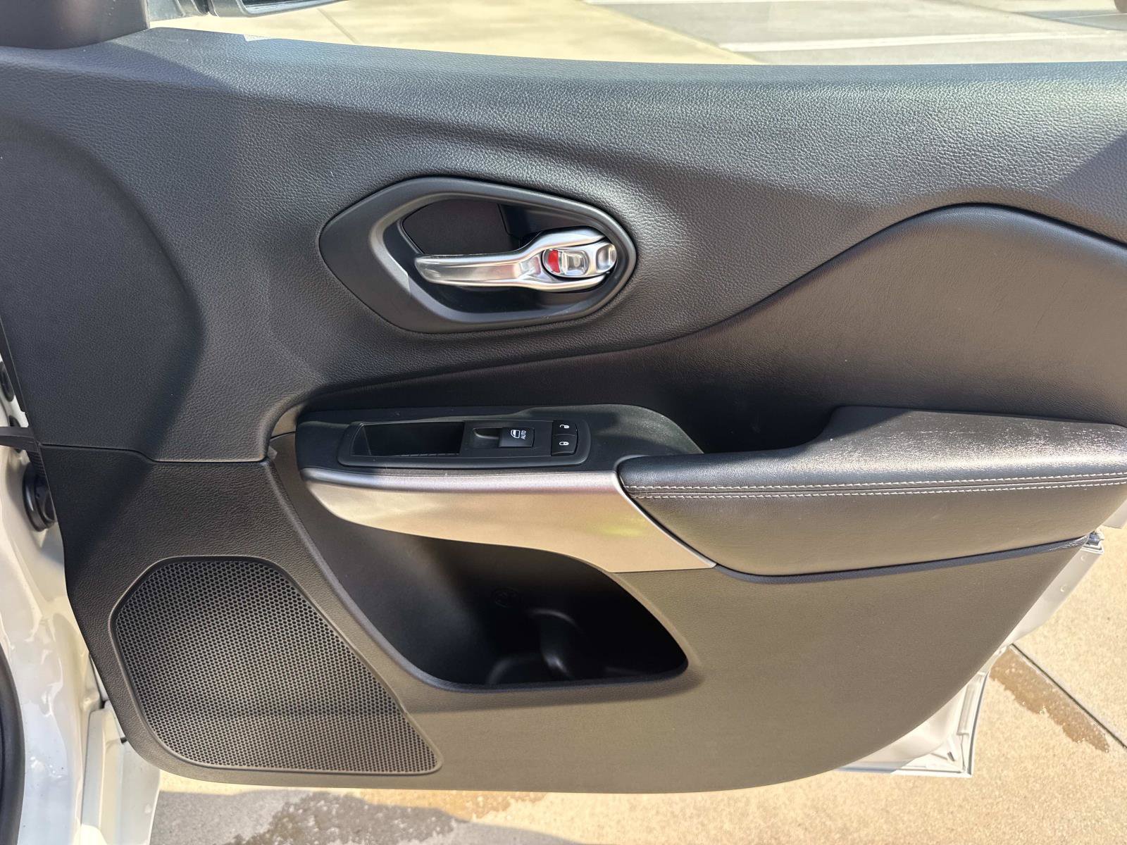 Used 2019 Jeep Cherokee Overland w/ Technology Group AWD/4WD image 14