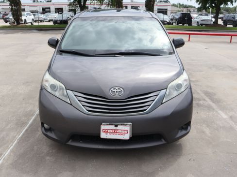 Used 2016 Toyota Sienna XLE w/ XLE Navigation Package image 3