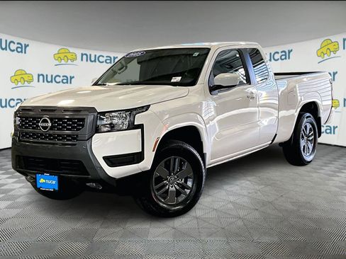 Used 2025 Nissan Frontier SV image 3