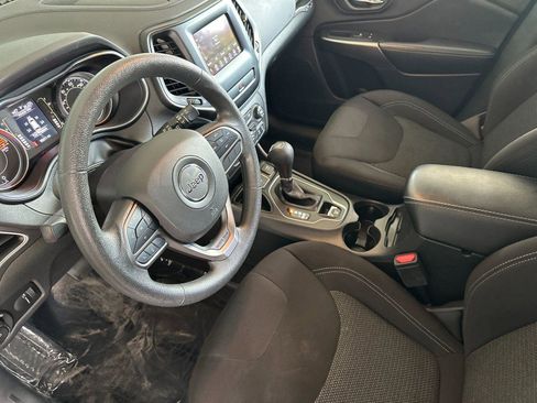 Used 2019 Jeep Cherokee Latitude w/ Popular Appearance Group FWD image 9