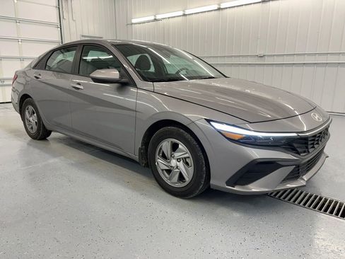 Used 2024 Hyundai Elantra SE image 13