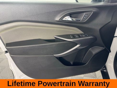 Used 2025 Chevrolet Trax ACTIV w/ Sunroof Package image 10