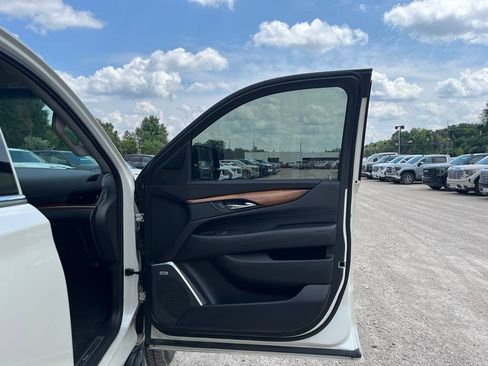 Used 2015 Cadillac Escalade Luxury AWD/4WD image 36