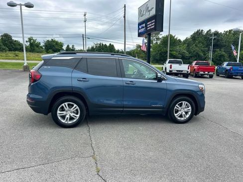Used 2024 GMC Terrain SLE w/ Driver Convenience Package FWD image 2