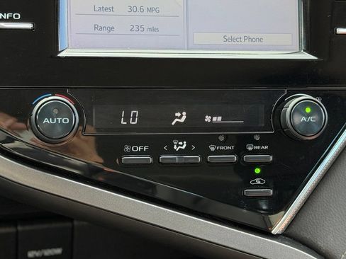 Used 2018 Toyota Camry SE w/ Moonroof Package FWD image 14
