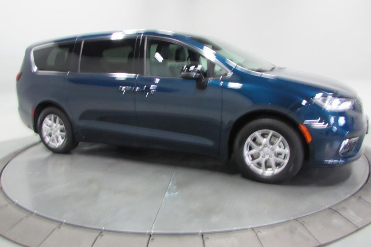 New 2025 Chrysler Pacifica Select FWD image 4