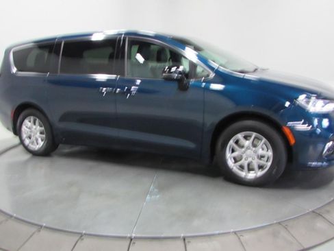 New 2025 Chrysler Pacifica Select image 4